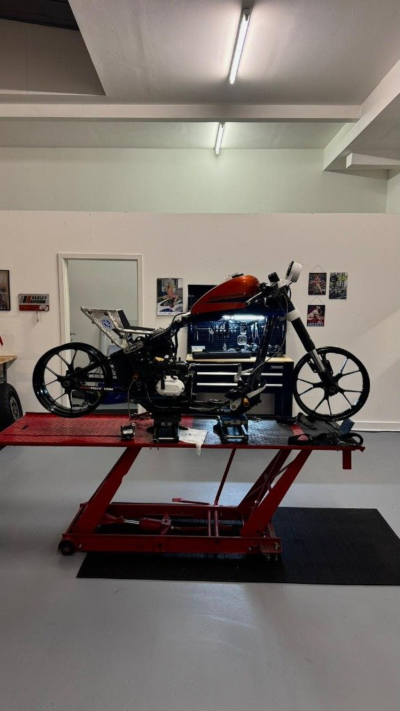 Harley-Davidson auf der Hebebühne
